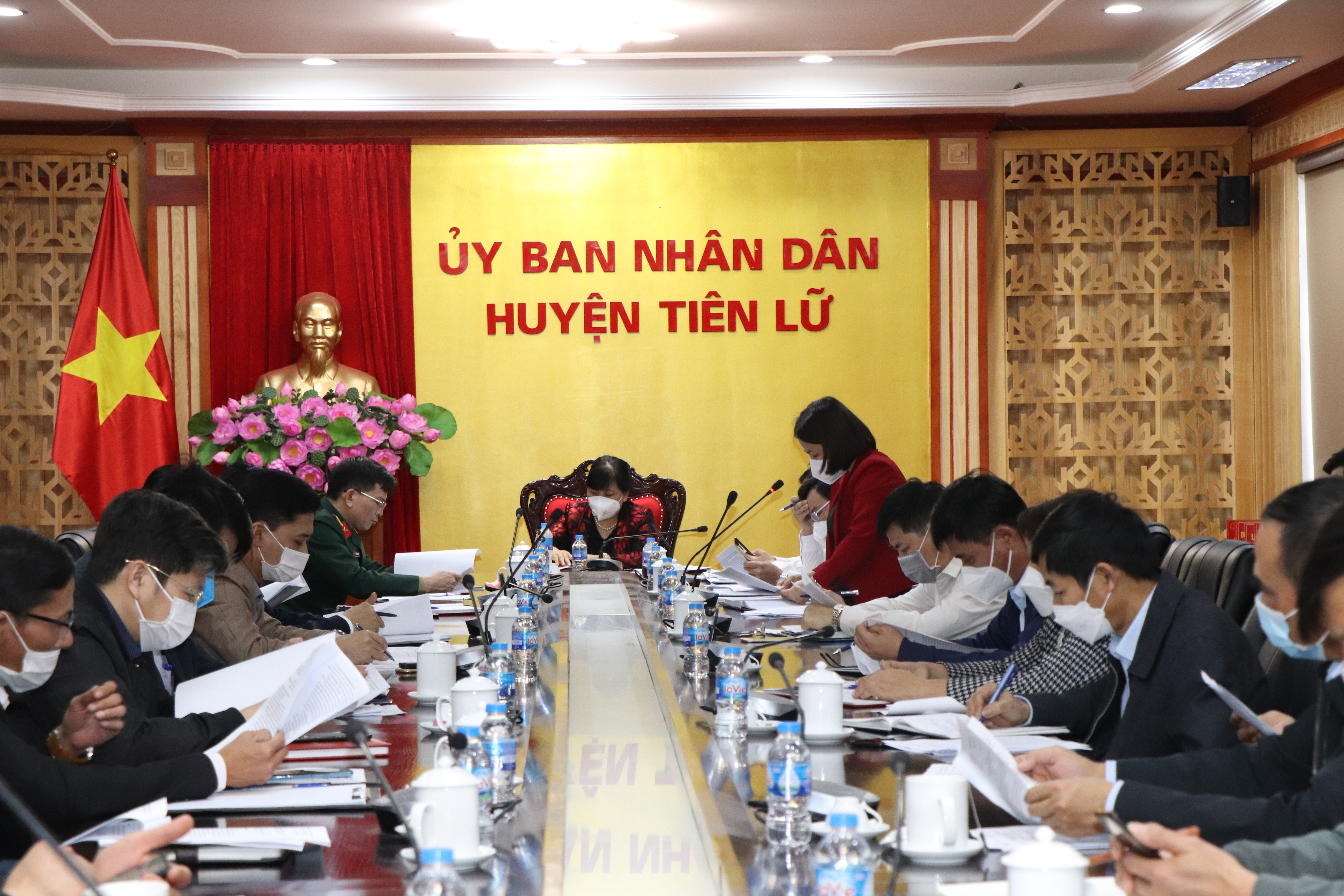   Hội nghị thành viên Ủy ban nhân dân huyện