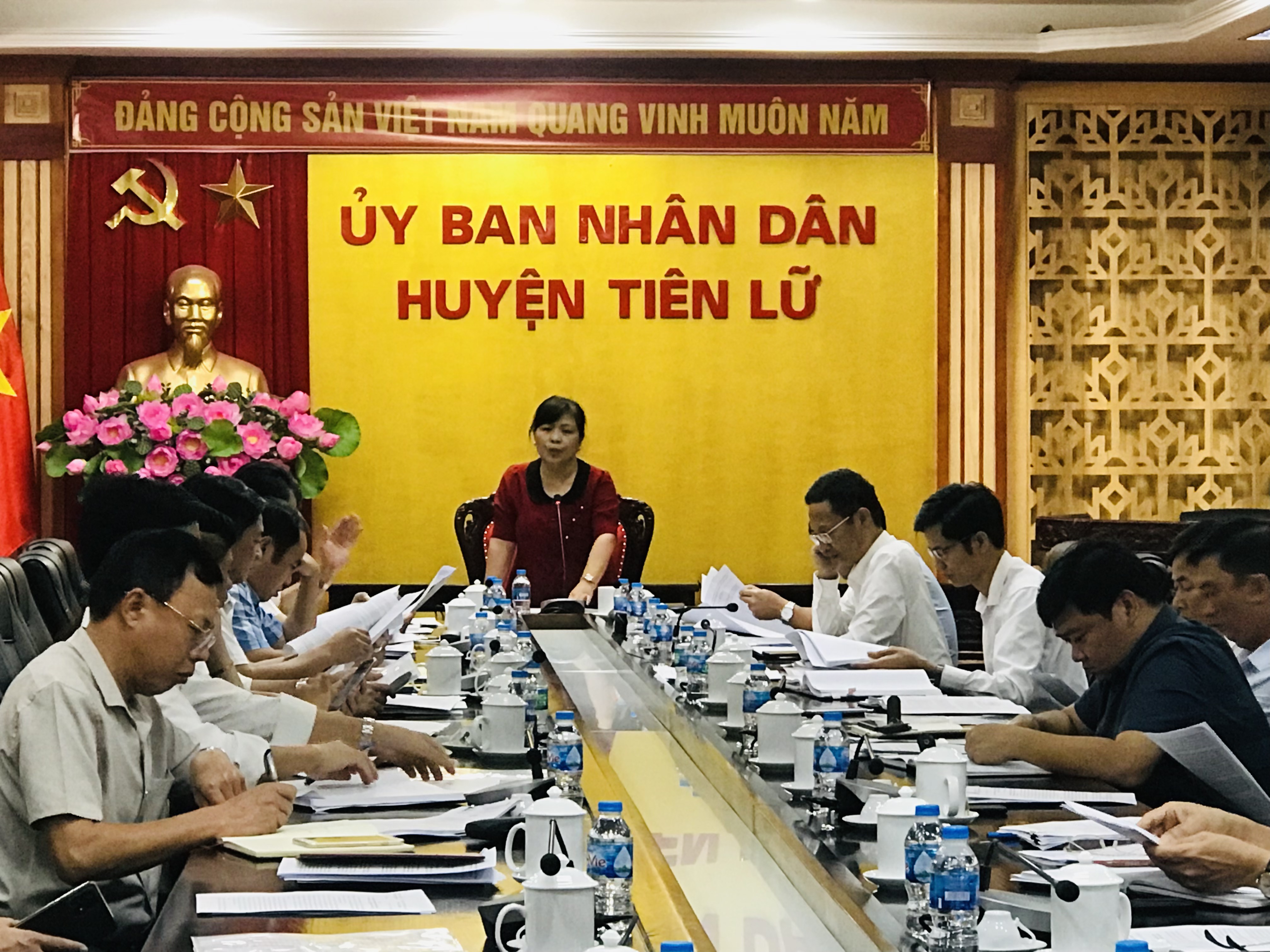   Họp thành viên uỷ ban nhân dân huyện.