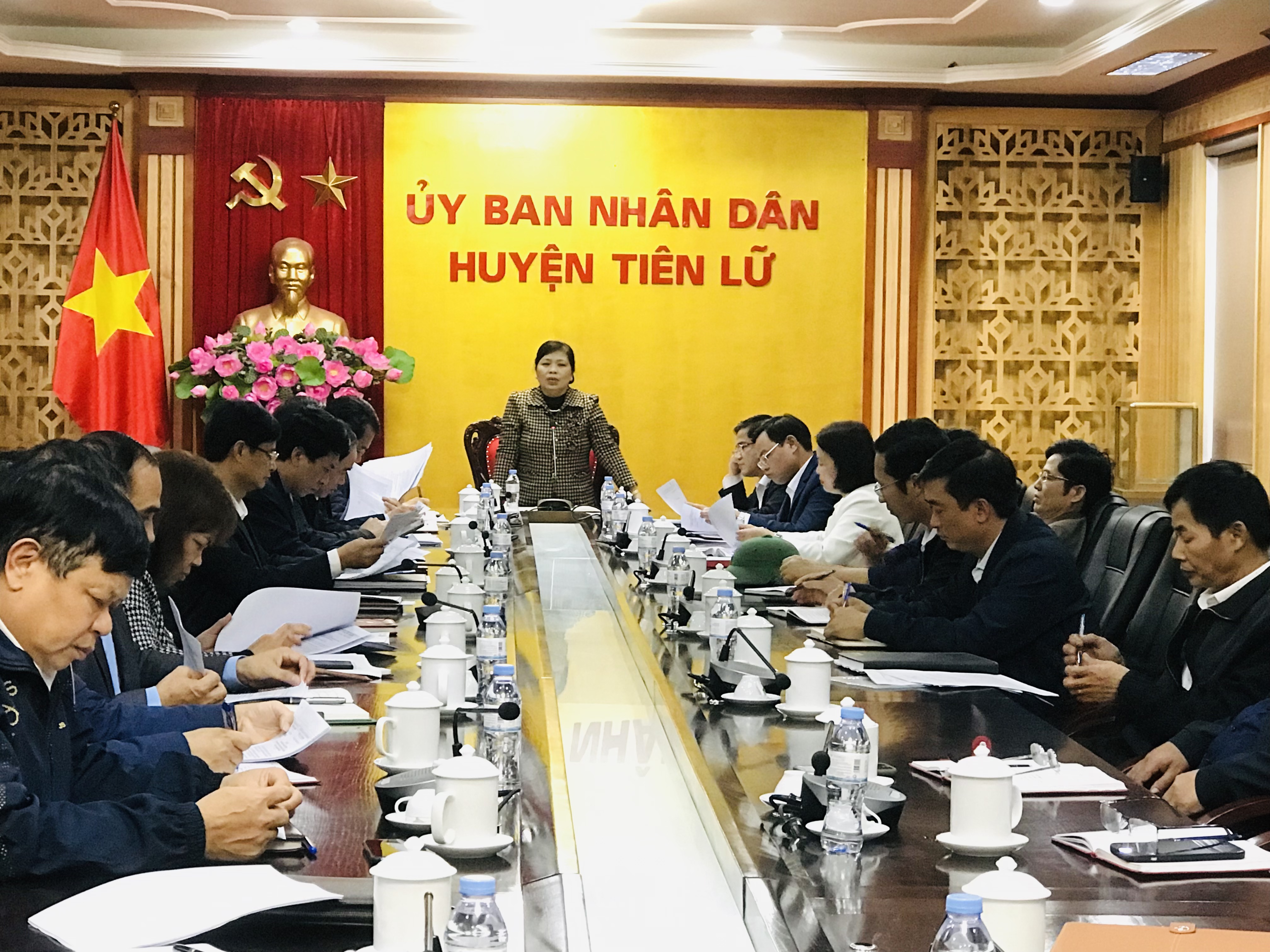   Họp thành viên uỷ ban nhân dân huyện.