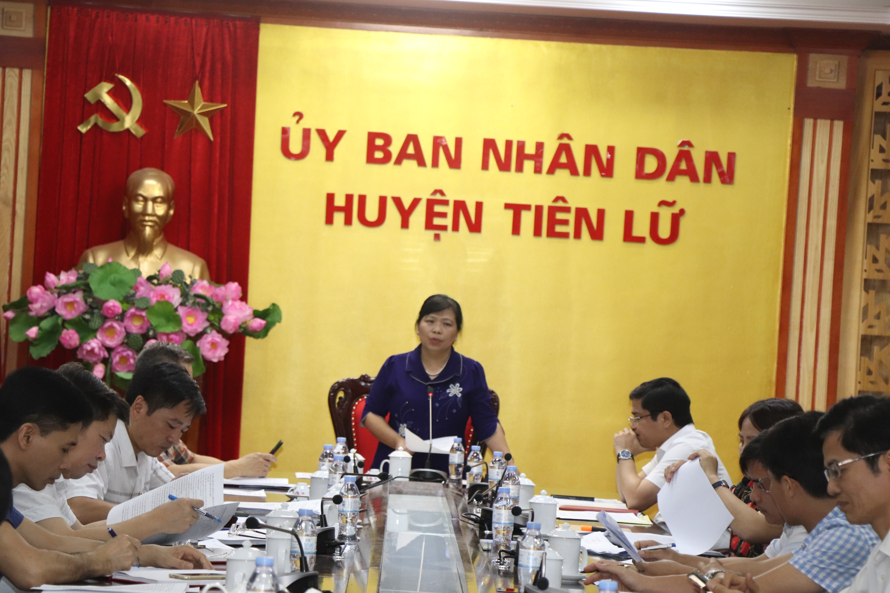   Họp thành viên Ủy ban nhân dân huyện