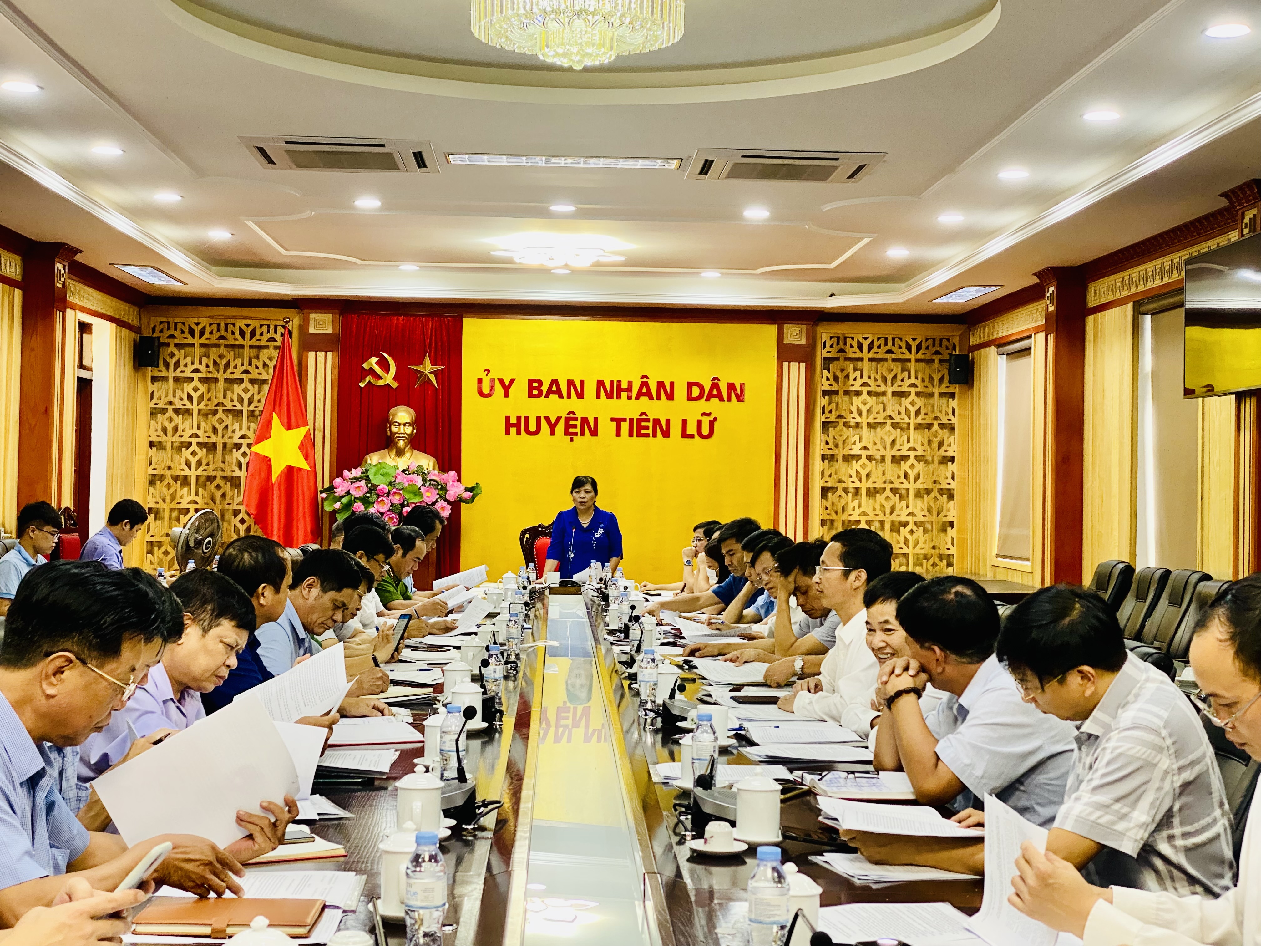   Họp thành viên UBND huyện