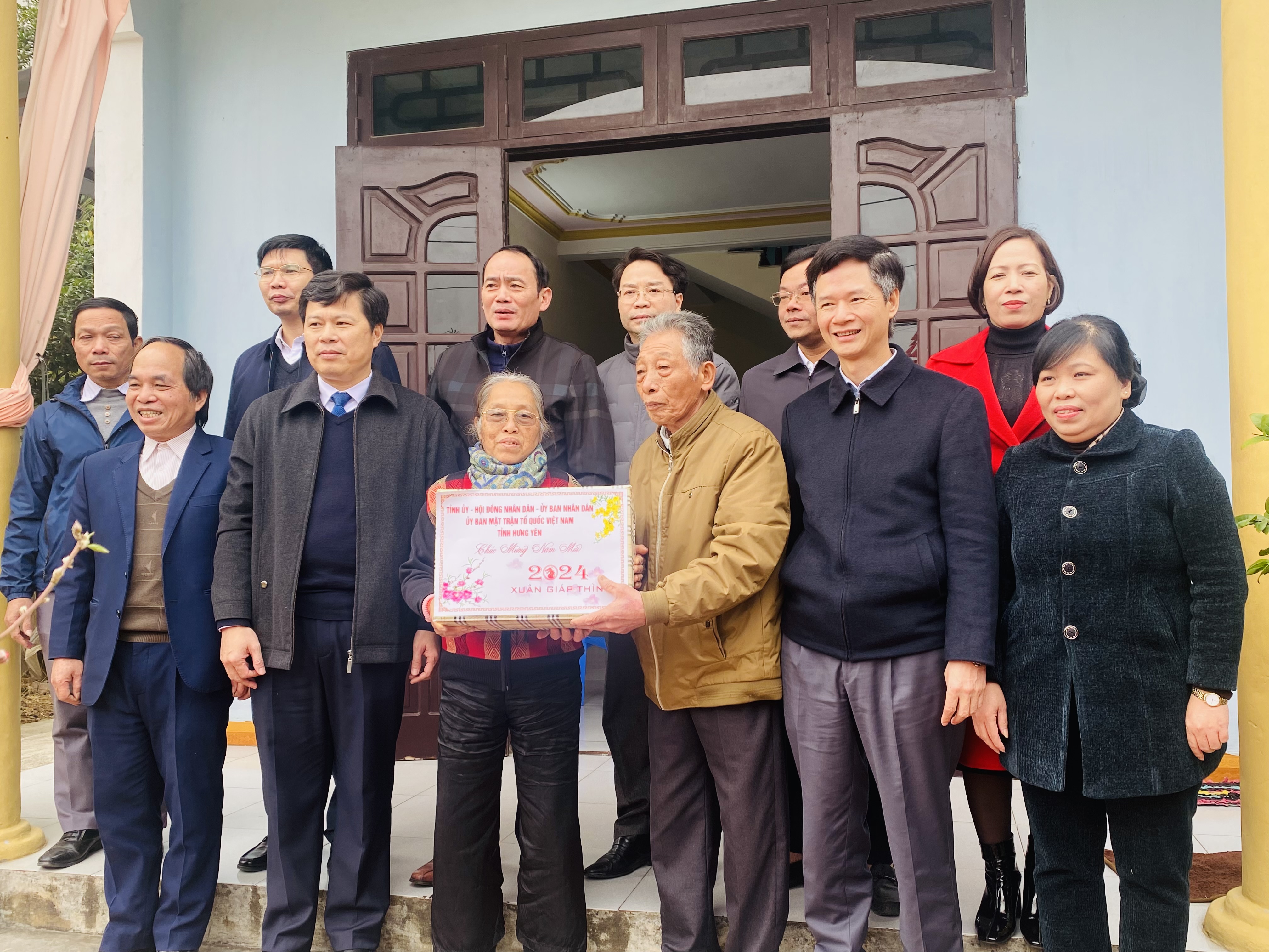   Đoàn lãnh đạo tỉnh, huyện trao huy hiệu Đảng và tặng quà Tết người có công và gia đình chính sách.