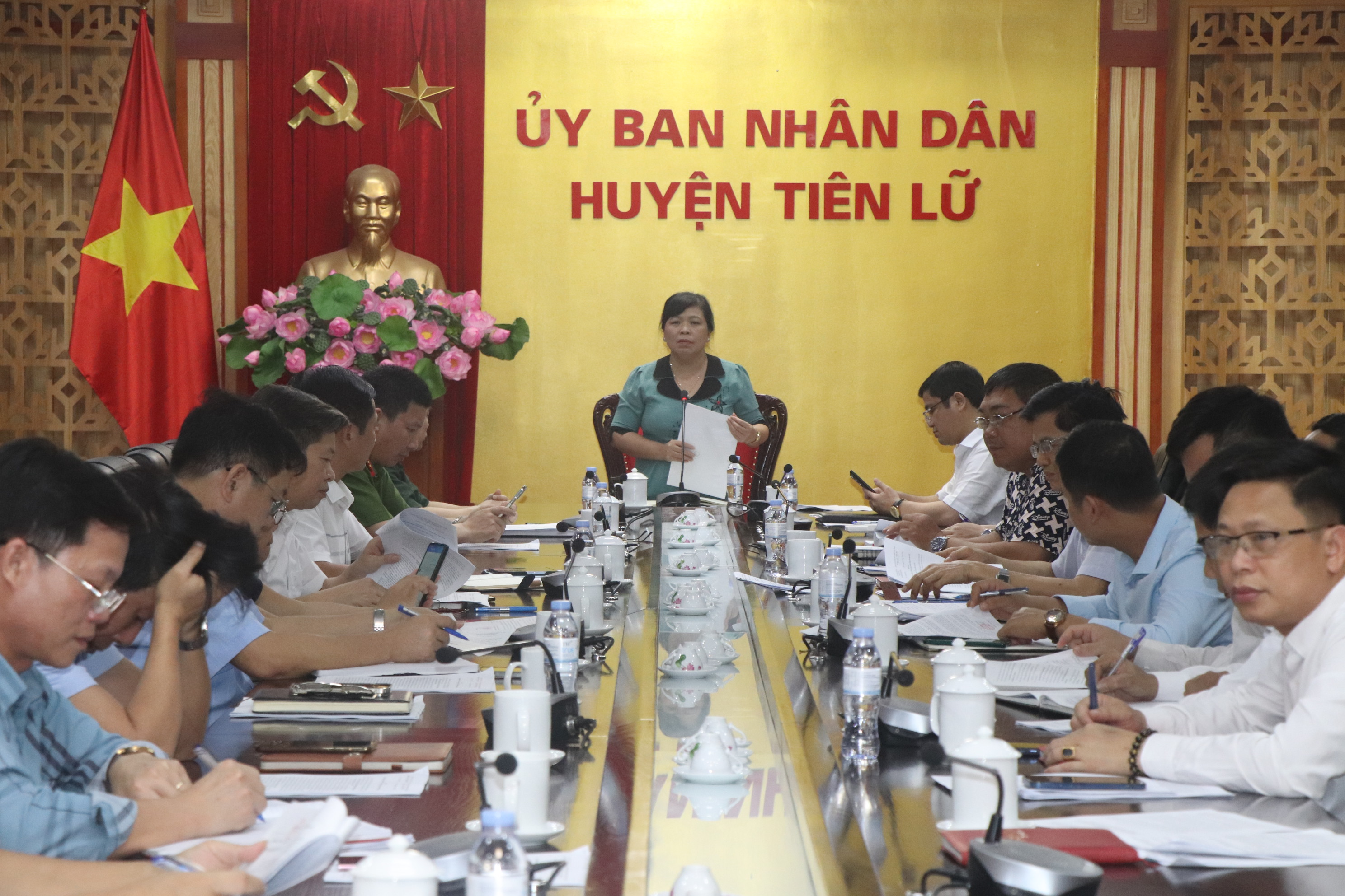   HỌP THÀNH VIÊN UBND HUYỆN