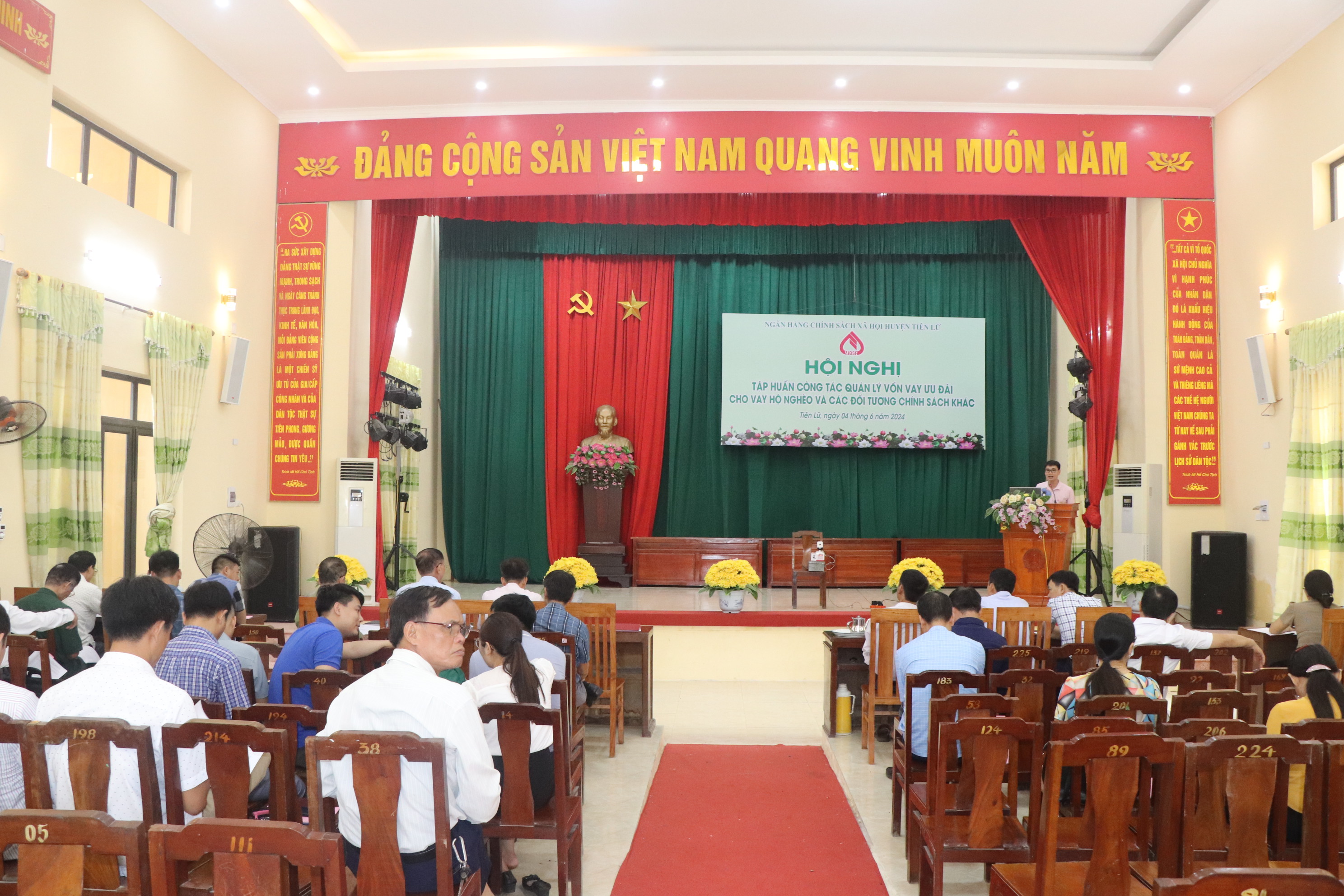   Ngân hàng CSXH huyện: Tập huấn công tác quản lý vốn vay ưu đãi cho vay hộ nghèo và các đối tượng chính sách khác.