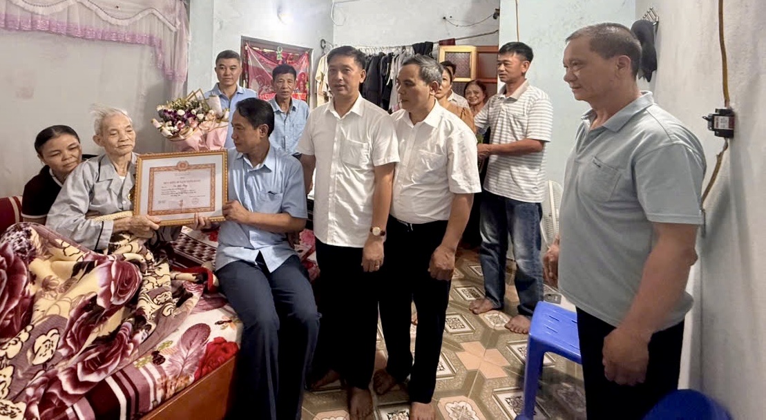Lãnh đạo xã thăm và trao huy hiệu Đảng cho 2 đảng viên tuổi cao, sức khoẻ yếu.