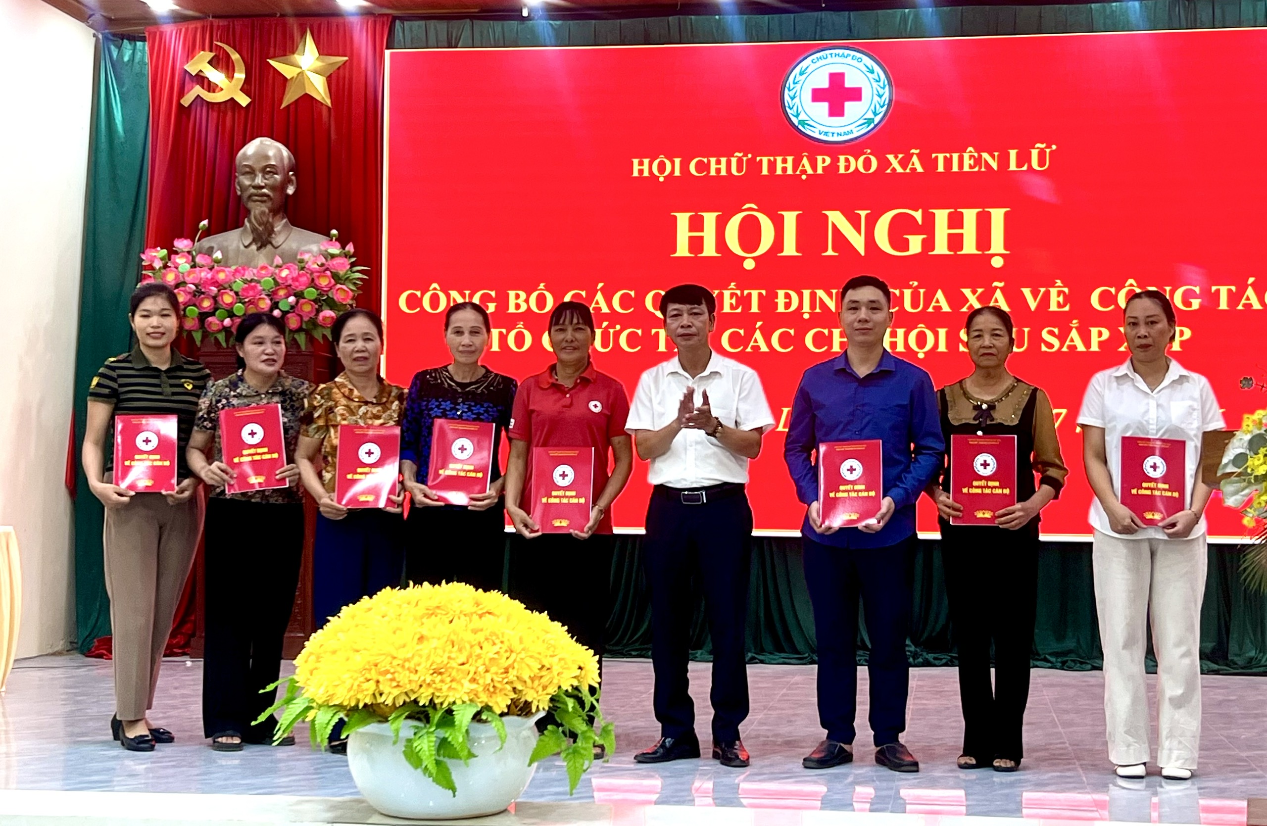 HỘI CHỮ THẬP ĐỎ XÃ TIÊN LỮ CÔNG BỐ CÁC QUYẾT ĐỊNH VỀ CÔNG TÁC TỔ CHỨC SAU SẮP XẾP, TỔ CHỨC LẠI THÔN