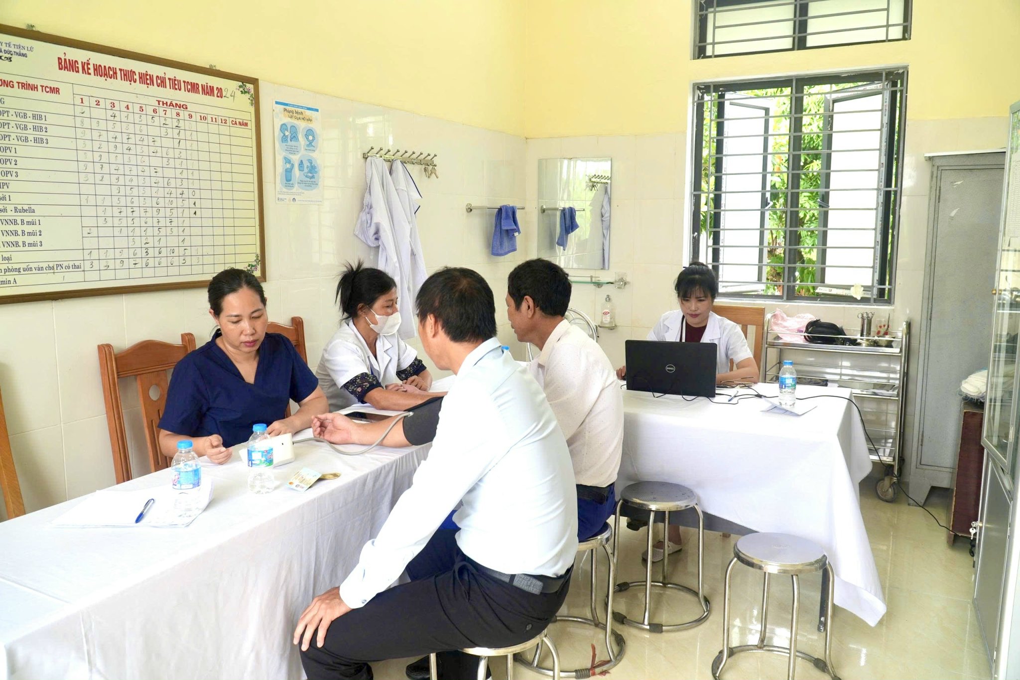 XÃ TIÊN LỮ TỔ CHỨC KHÁM SỨC KHỎE ĐỊNH KỲ CHO CÁN BỘ, CÔNG CHỨC, VIÊN CHỨC VÀ NGƯỜI LAO ĐỘNG