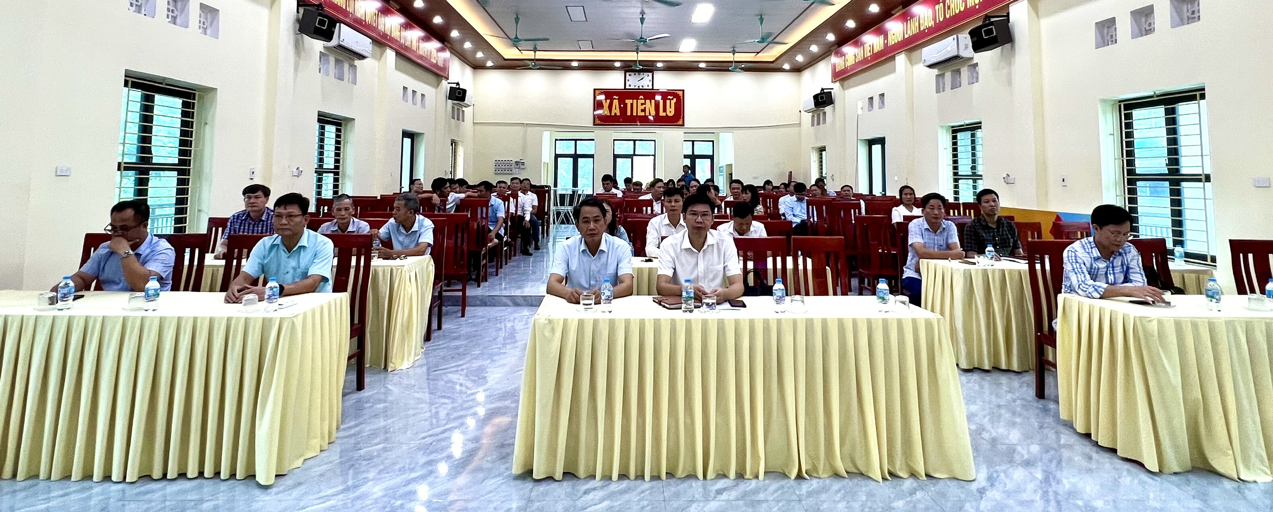 XÃ TIÊN LỮ THAM DỰ HỘI NGHỊ TRỰC TUYẾN TOÀN TỈNH NGHIÊN CỨU, HỌC TẬP, QUÁN TRIỆT, TUYÊN TRUYỀN, TRIỂN KHAI THỰC HIỆN NGHỊ QUYẾT TRUNG ƯƠNG
