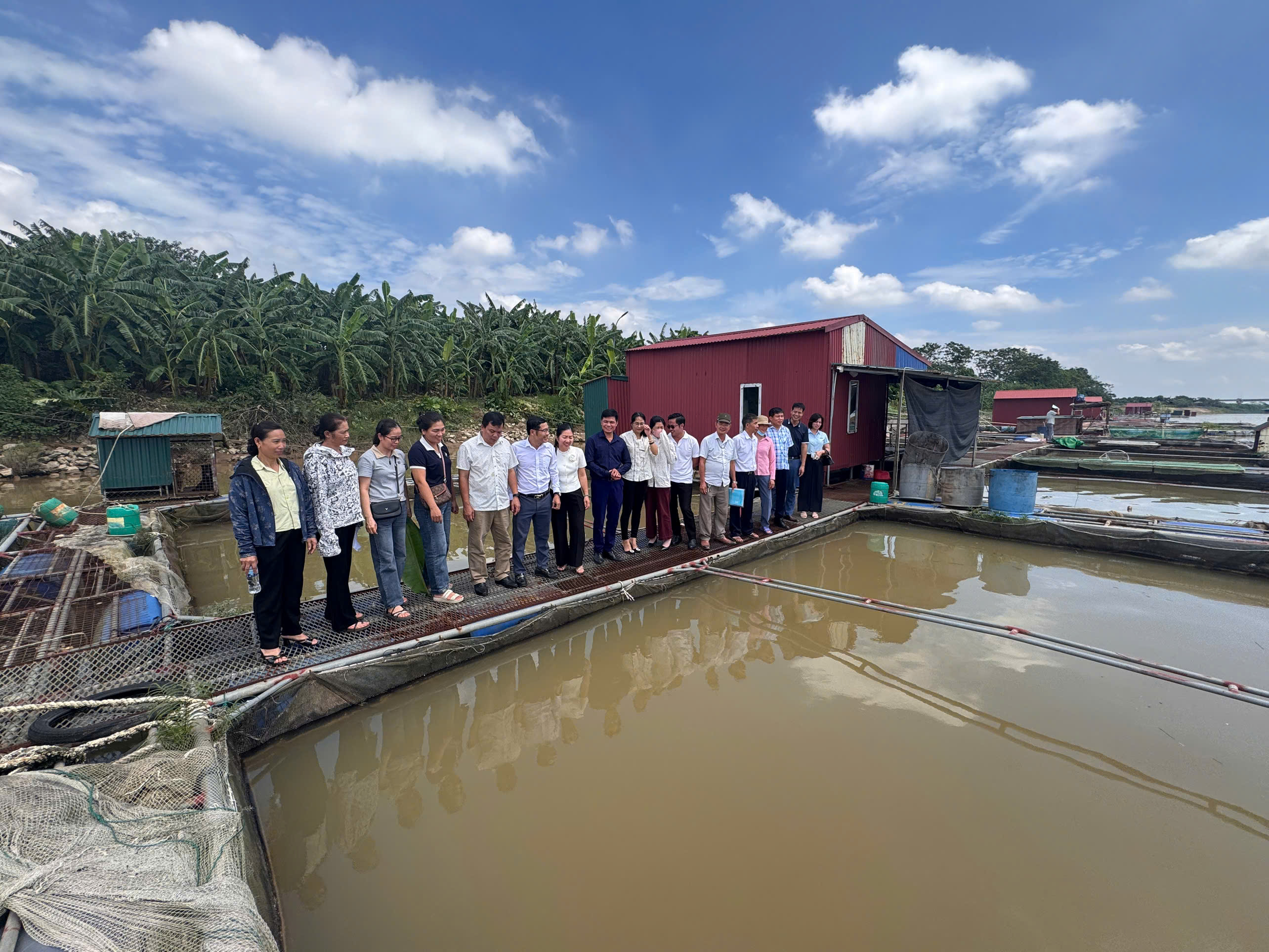 HỘI NÔNG DÂN XÃ TIÊN LỮ TẬP HUẤN, THAM QUAN THỰC TẾ MÔ HÌNH NUÔI CÁ THƯƠNG PHẨM BẰNG LỒNG ĐẢM BẢO AN TOÀN THỰC PHẨM