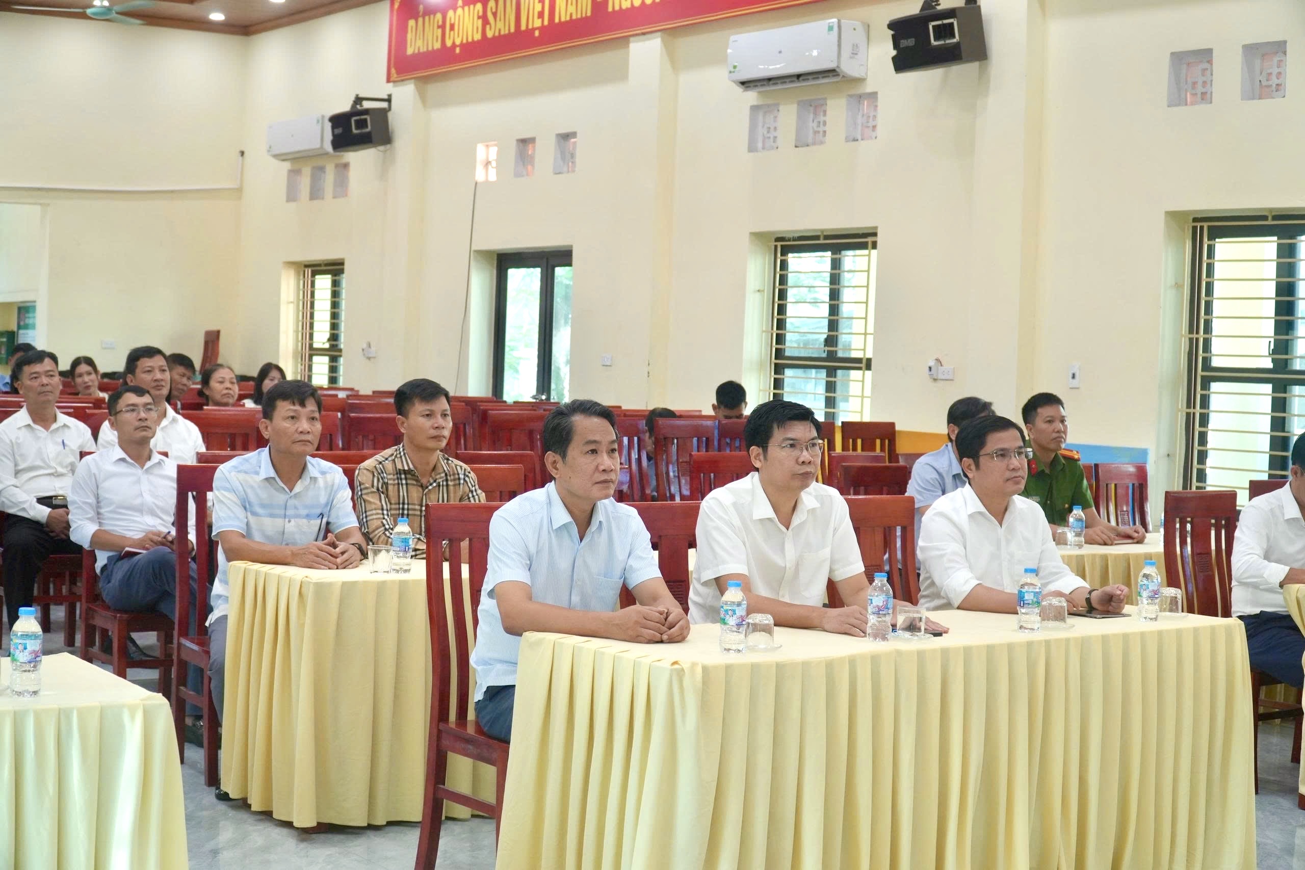 XÃ TIÊN LỮ THAM DỰ HỘI NGHỊ TOÀN QUỐC NGHIÊN CỨU, HỌC TẬP, QUÁN TRIỆT VÀ TRIỂN KHAI THỰC HIỆN MỘT SỐ NGHỊ QUYẾT, CHỈ THỊ CỦA BỘ CHÍNH TRỊ
