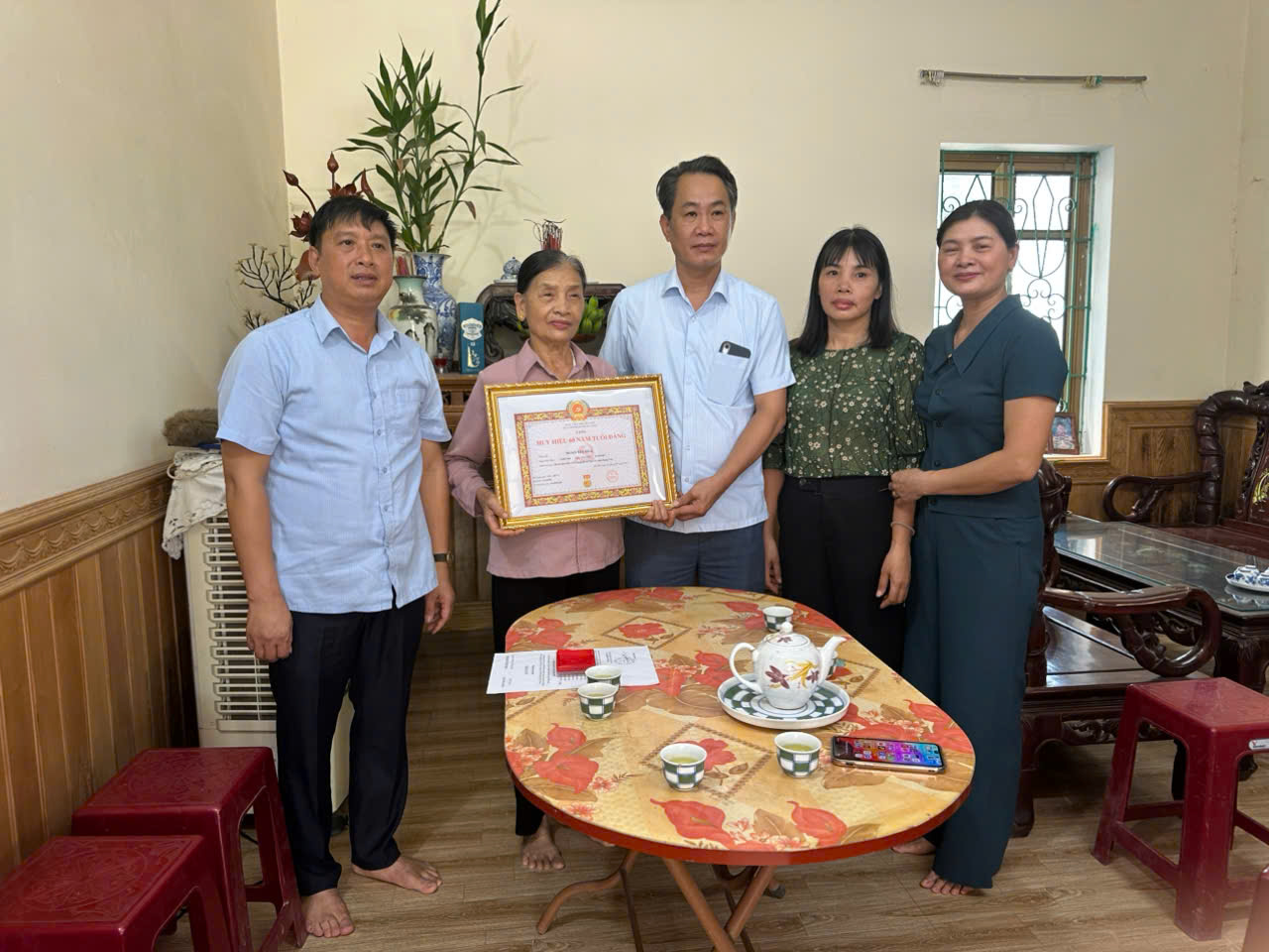 XÃ TIÊN LỮ TRAO TẶNG HUY HIỆU 60 NĂM TUỔI ĐẢNG TẠI GIA ĐÌNH