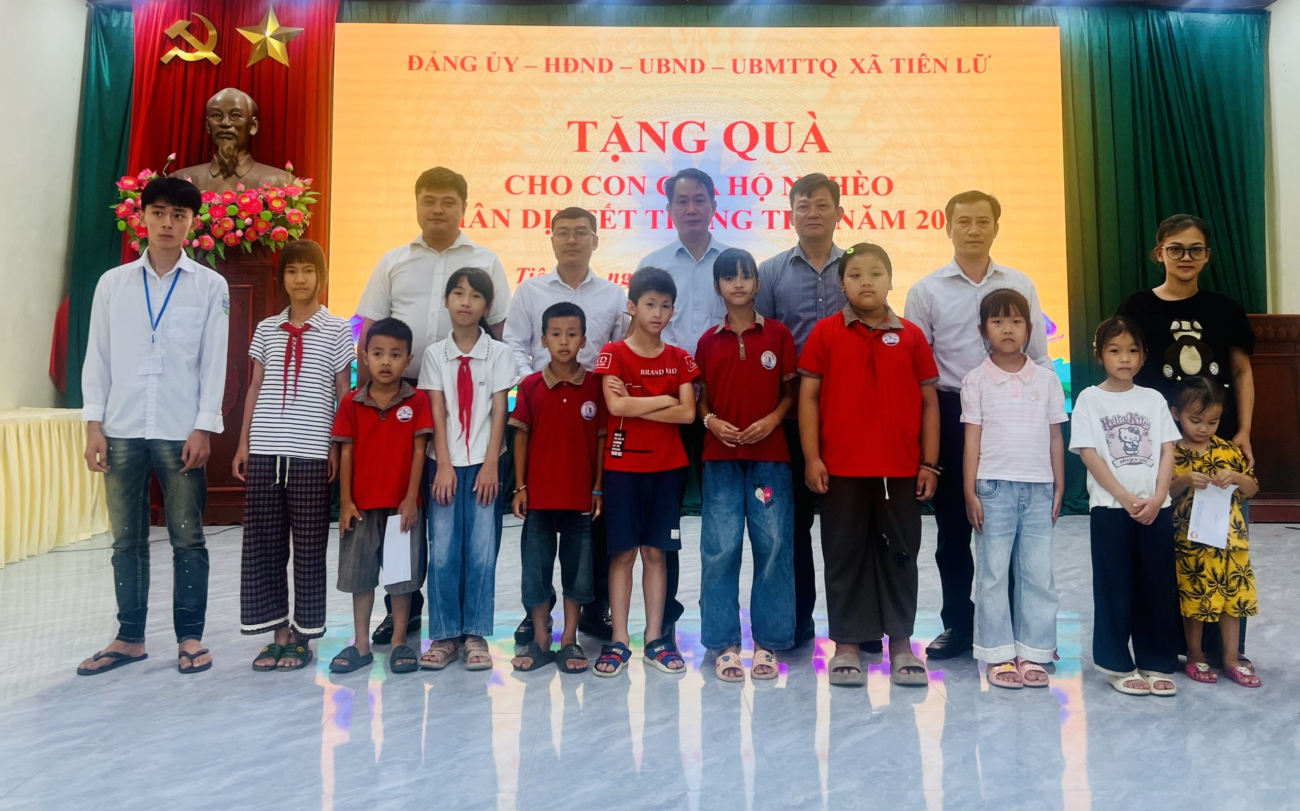XÃ TIÊN LỮ TẶNG QUÀ TRUNG THU CHO TRẺ EM LÀ CON HỘ NGHÈO NĂM 2026