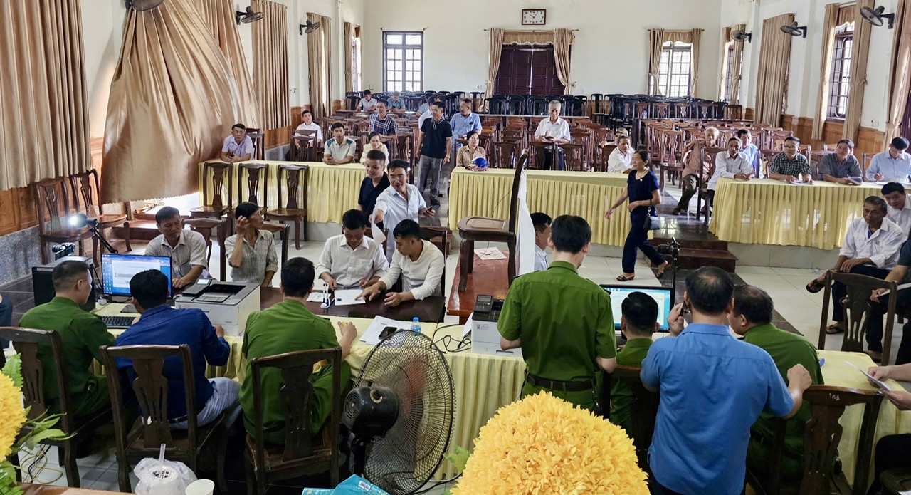 CÔNG AN XÃ TIÊN LỮ CƠ BẢN HOÀN THÀNH VIỆC ĐỔI THẺ ĐẢNG VIÊN VÀ TIẾP TỤC HỖ TRỢ TRƯỜNG HỢP ĐẢNG VIÊN ĐẶC BIỆT.