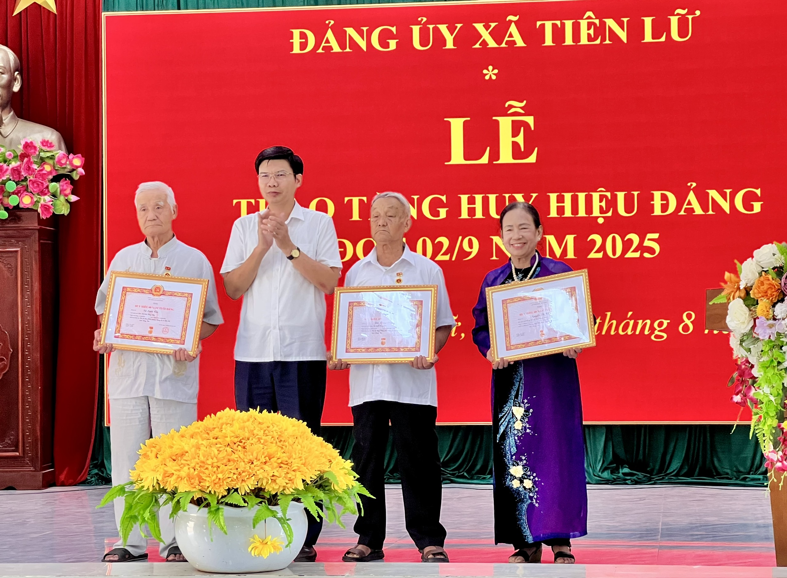 Đảng bộ xã Tiên Lữ long trọng tổ chức Lễ trao tặng Huy hiệu Đảng đợt 02/9/2025.