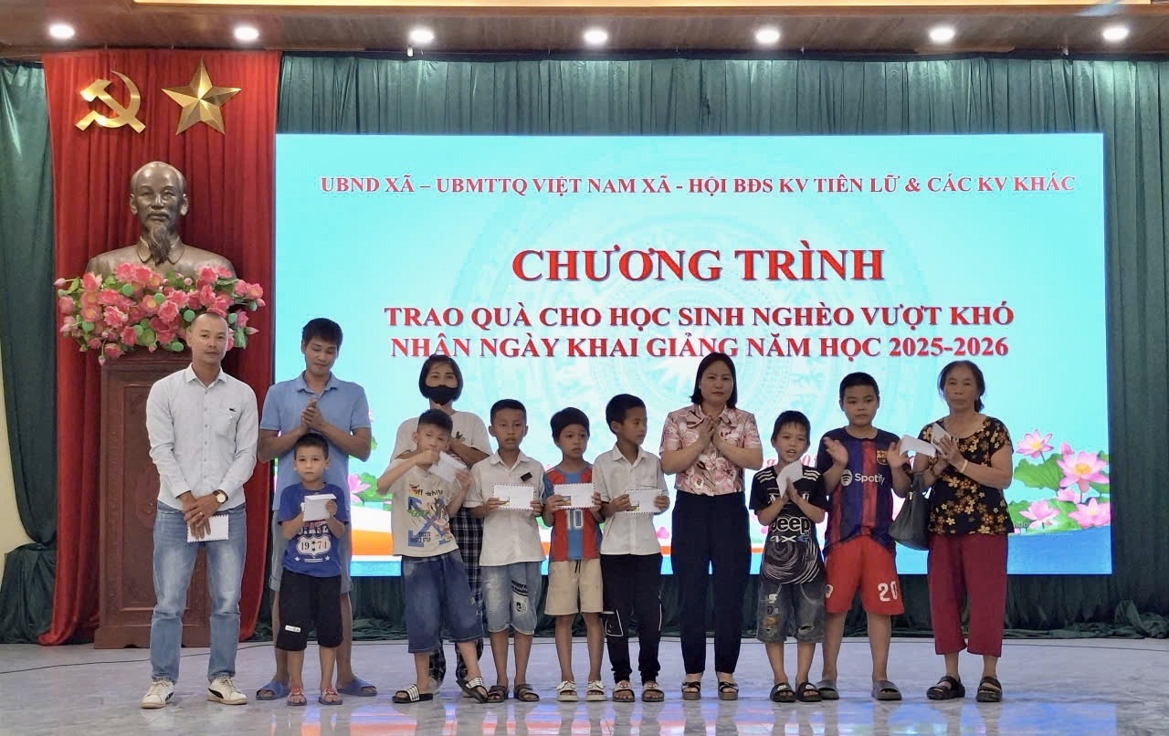 Hội LHPN xã Tiên Lữ phối hợp trao quà cho học sinh có hoàn cảnh khó khăn nhân dịp khai giảng năm học mới.