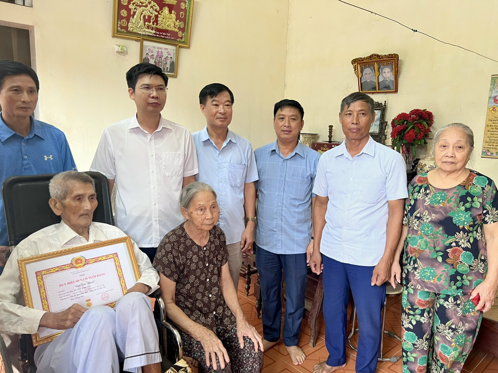 Trao Huy hiệu 60 năm tuổi Đảng cho 2 đảng viên xã Tiên Lữ.