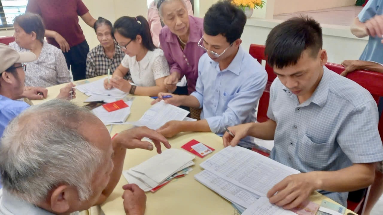Xã Tiên Lữ: Chi trả trợ cấp ưu đãi người có công và trợ cấp xã hội tháng 8/2025.
