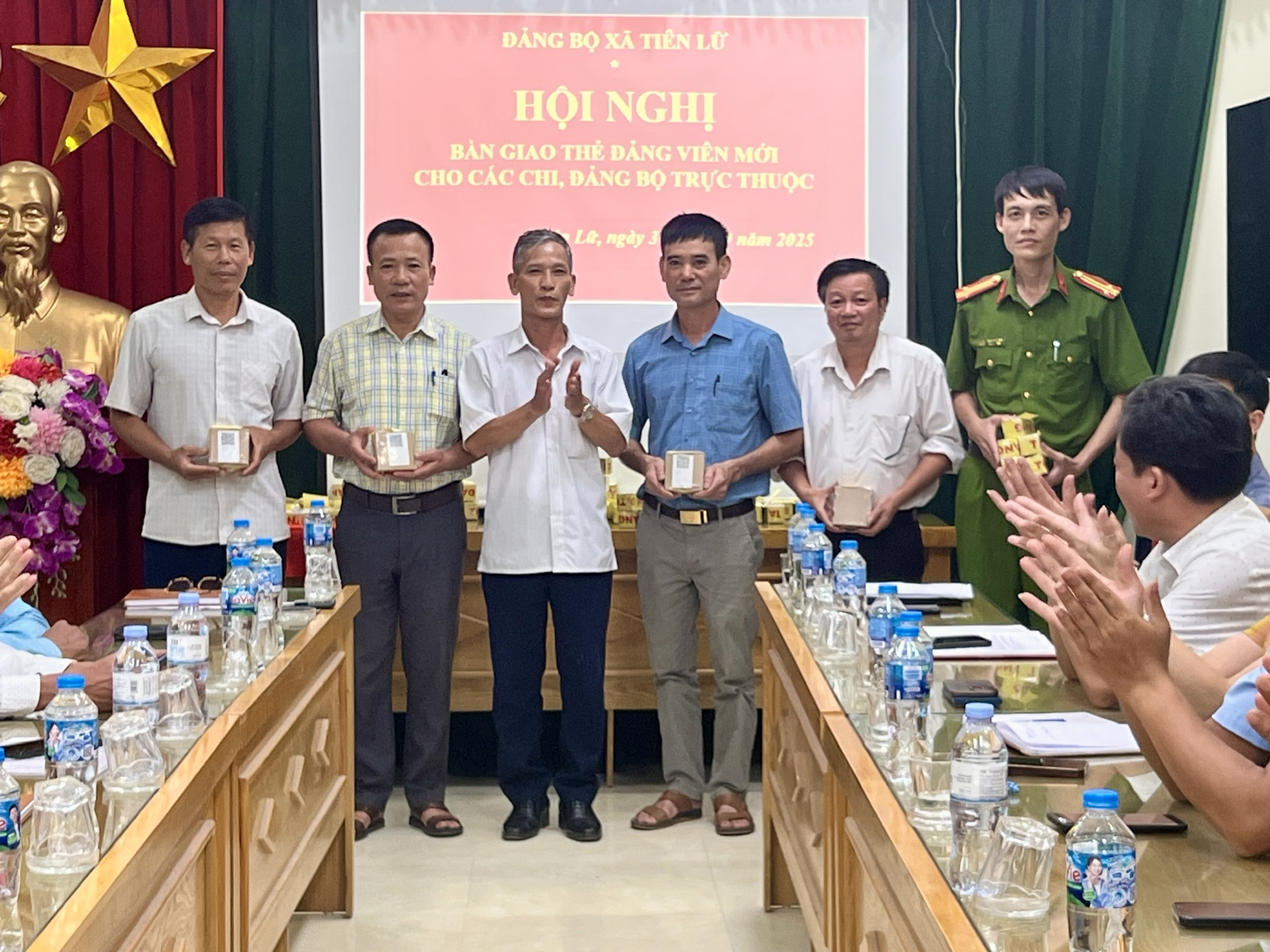 Xã Tiên Lữ: Hội nghị Bàn giao thẻ đảng viên mới cho các chi, đảng bộ trực thuộc.