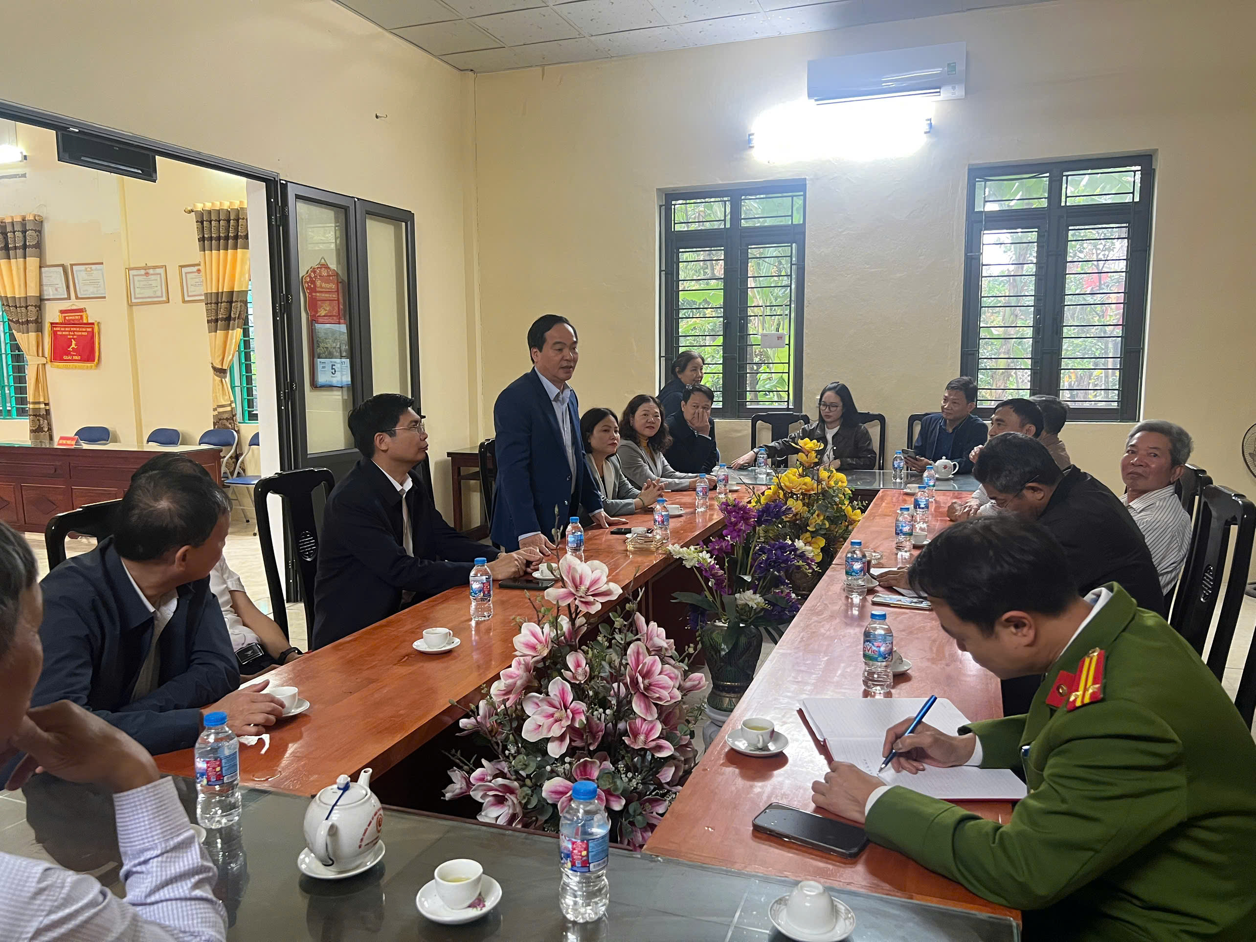 Đồng chí Phó Chủ tịch HĐND tỉnh Vũ Ngọc Trì kiểm tra công tác chuẩn bị bầu cử tại xã Tiên Lữ