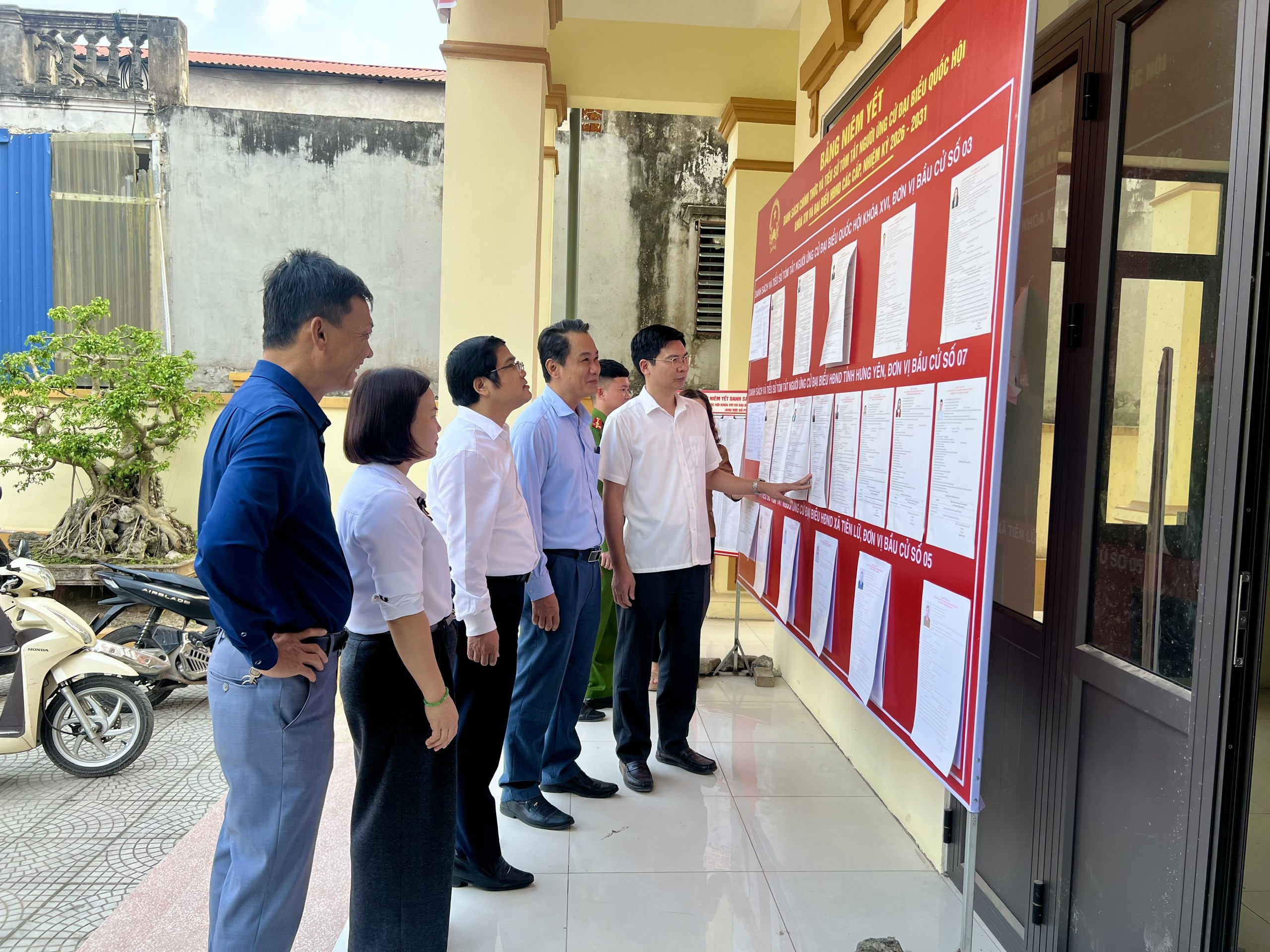 XÃ TIÊN LỮ KIỂM TRA CÔNG TÁC CHUẨN BỊ TẠI CÁC KHU VỰC BỎ PHIẾU