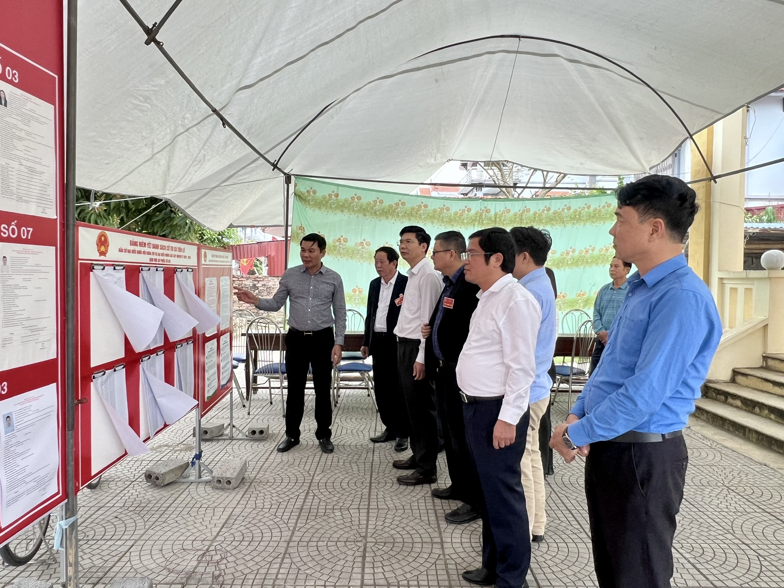 Đồng chí Nguyễn Lê Huy, Ủy viên Ban Thường vụ Tỉnh ủy, Phó Chủ tịch Thường trực UBND tỉnh kiểm tra công tác chuẩn bị bầu cử tại xã Tiên Lữ.
