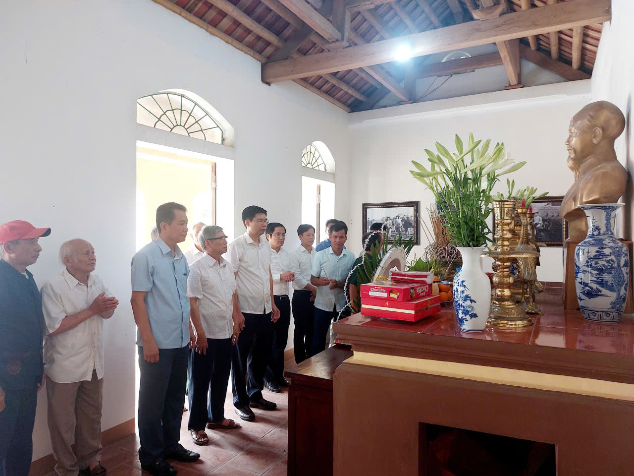 Lãnh đạo xã Tiên Lữ dâng hương tưởng niệm Chủ tịch Hồ Chí Minh nhân ngày 19/5