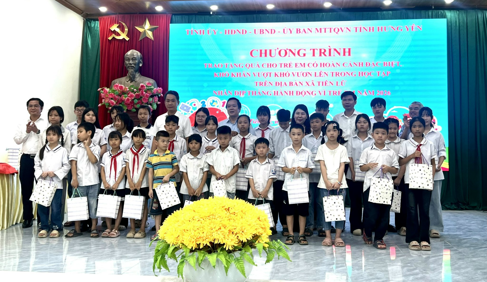 ĐỒNG CHÍ BÍ THƯ TỈNH ỦY PHẠM QUANG NGỌC TRAO QUÀ CHO TRẺ EM CÓ HOÀN CẢNH KHÓ KHĂN TẠI XÃ TIÊN LỮ