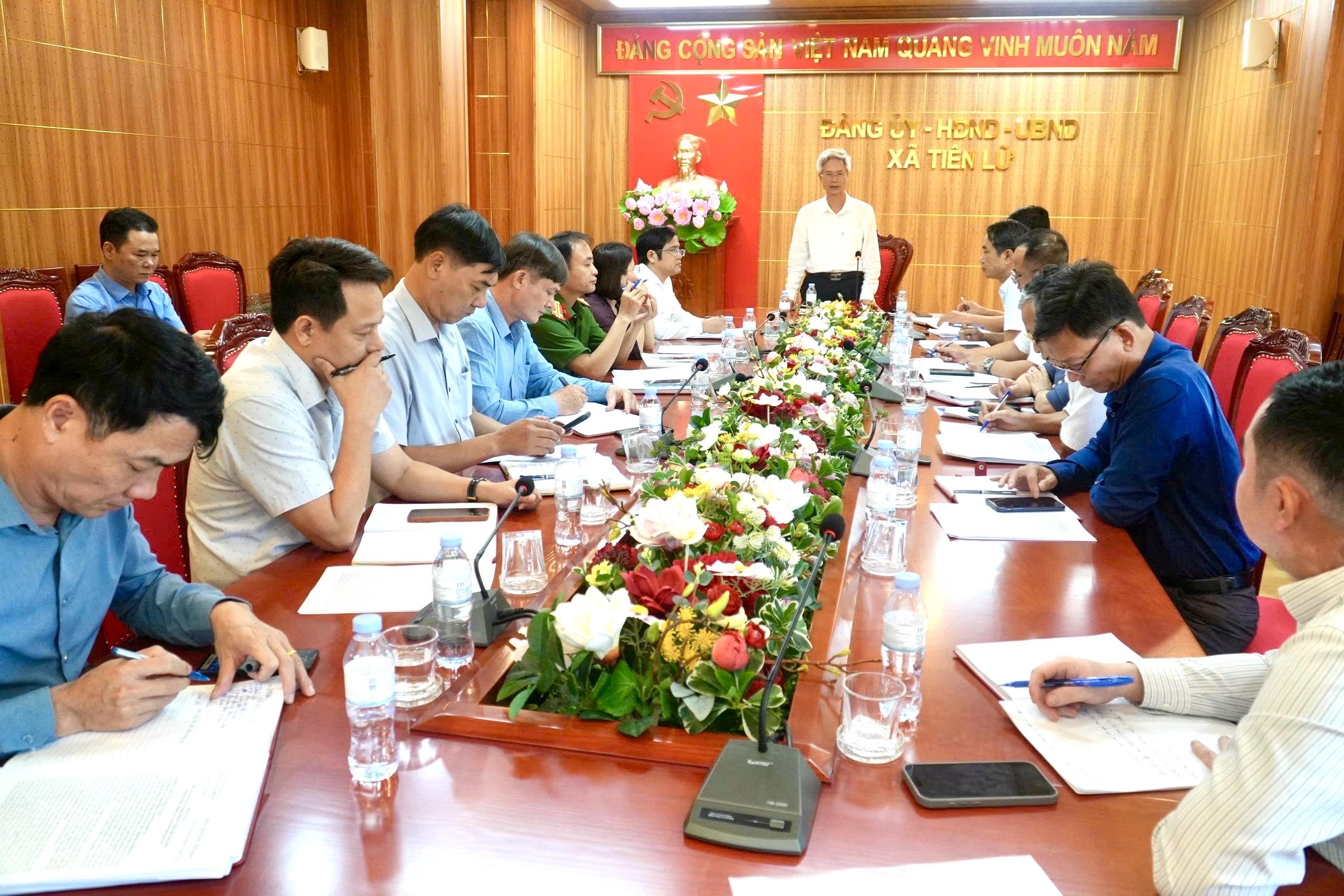 Đồng chí Đào Hồng Vận, Ủy viên Ban Thường vụ Tỉnh ủy, Giám đốc Sở Nội vụ làm việc với Ban Thường vụ Đảng ủy xã Tiên Lữ