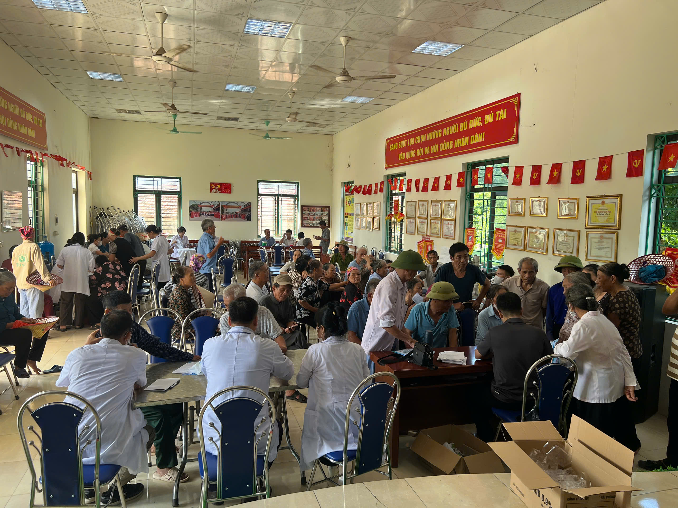 XÃ TIÊN LỮ ĐẨY MẠNH KHÁM SÀNG LỌC, KHÁM SỨC KHỎE ĐỊNH KỲ CHO NGƯỜI DÂN
